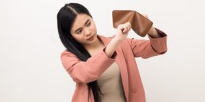 MONEY SAVING, Woman 1